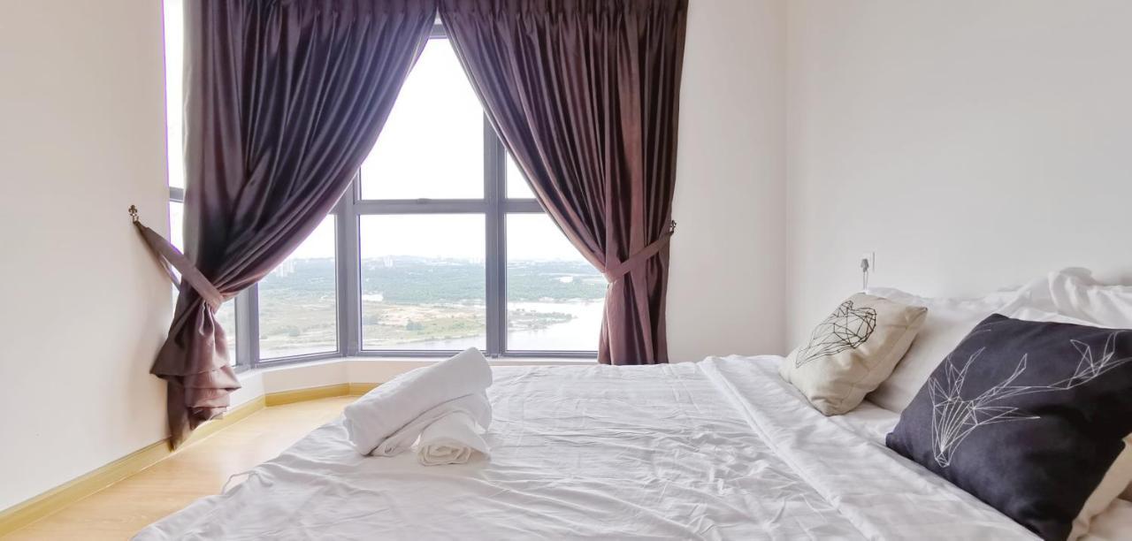 Superb Seaview Royal Strand Danga Bay Country Garden *