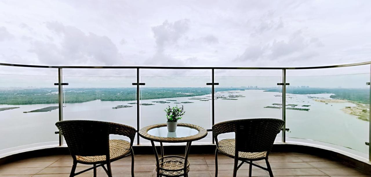 Superb Seaview Royal Strand Danga Bay Country Garden